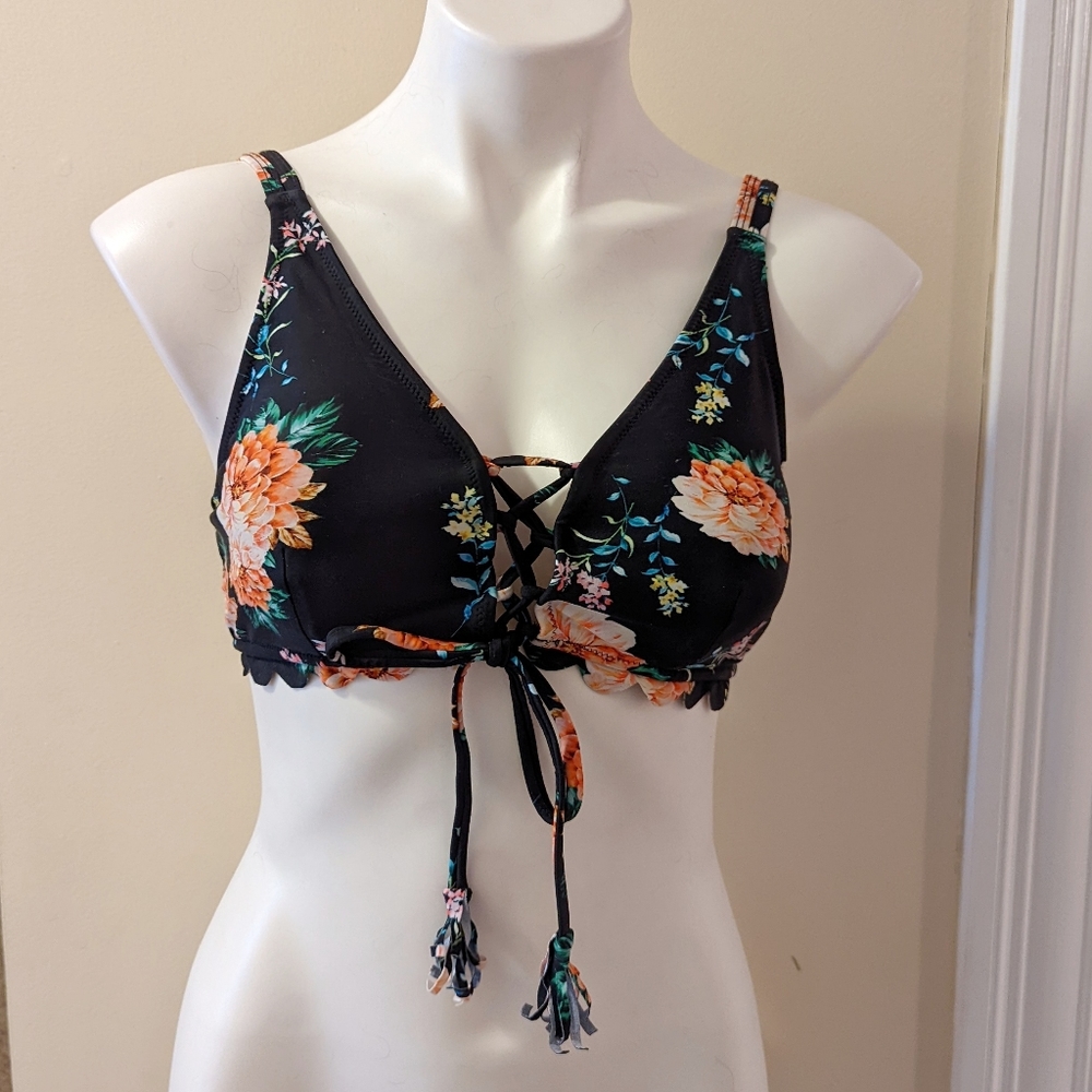 Cupshe black with colorful floral print and scalloped edge bikini top size M